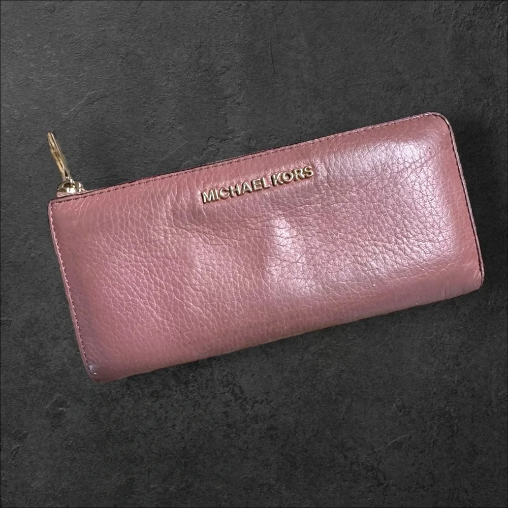 Elevate your style with this exquisite Michael Kors mauve leather wallet! GUC